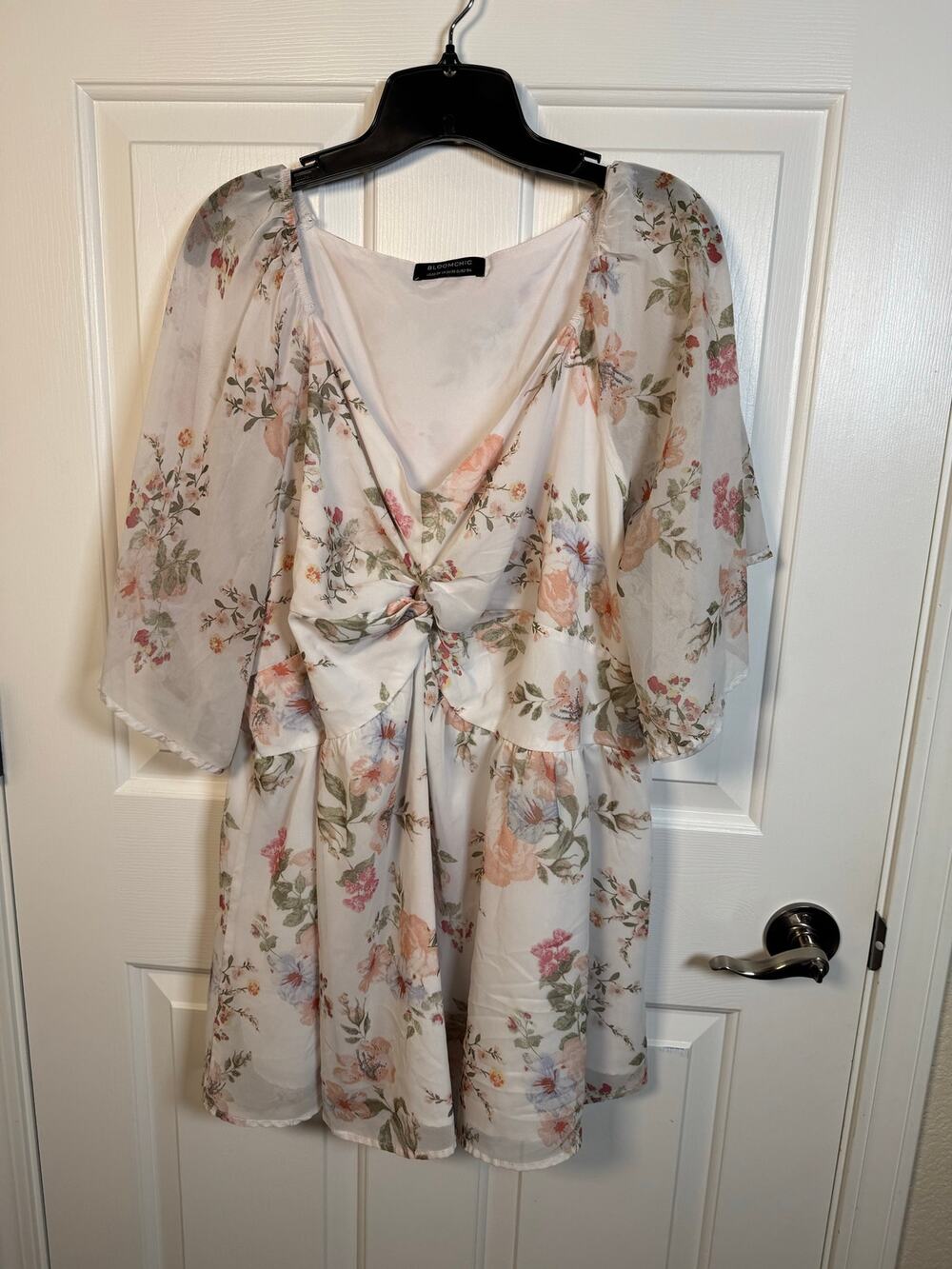 BloomChic Twisted Knot Lined Chiffon Floral Print Top White Pink 22-24 3X